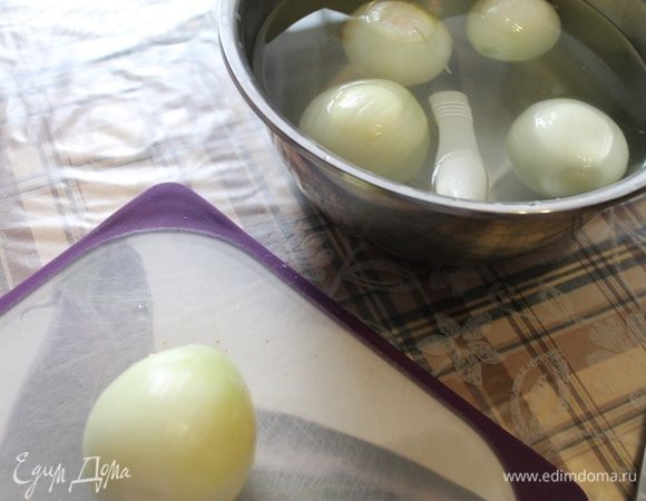 Лук очистить, нашинковать соломкой и обжарить до золотистого цвета.