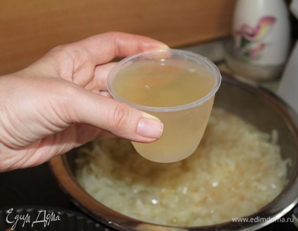 Затем добавить в сковороду воду или бульон (у меня стакан от мультиварки на 160 мл, я влила три стакана). Тушить под крышкой на слабом огне 7 минут. 