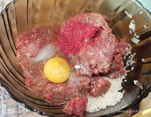 Рис промыть и смешать с фаршем, яйцом, солью, молотым перцем и чабером. И влейте в фарш 0,5 стакана воды - это по желанию. Хорошенько вымесите фарш.