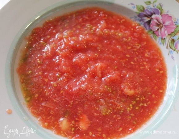 Разрежьте каждый помидор на пополам и натрите мякоть на терке. Кожица нам не нужна.