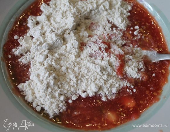 В помидоры добавьте муку и перемешайте.