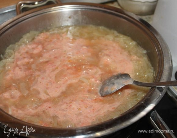 К луку добавьте помидоры с мукой. Посолите и поперчите.