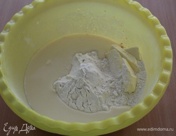 Просеять половину муки, добавить сгущенное молоко, размягченное сливочное масло, соль, перемешать.