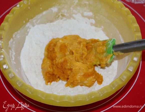 Добавить теплое тыквенное пюре.