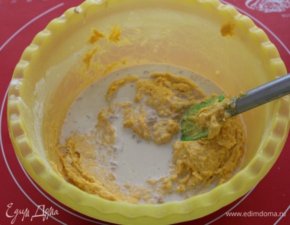 В отдельной чашке растворить в теплом молоке дрожжи, дать им активироваться минут 5, затем добавить к тесту.