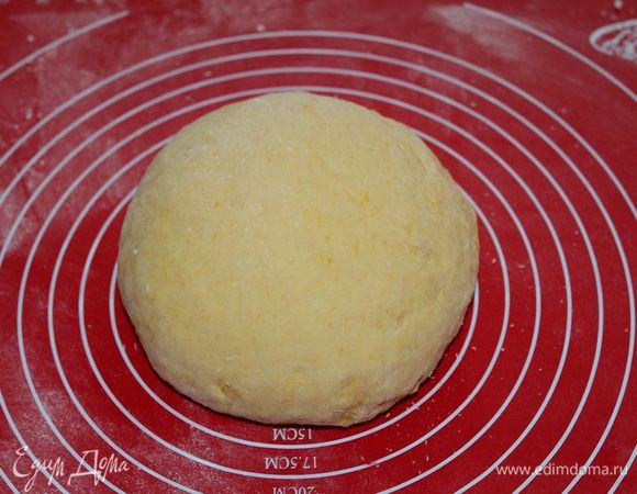 Добавить оставшуюся муку (у меня ушло на горсточку больше , чем в рецепте), замесить мягкое, приятное на ощупь тесто, оставить на 40 мин. в теплом месте.