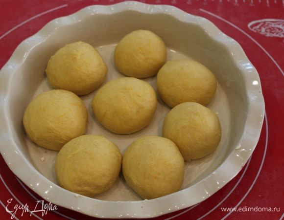 Сформировать булочки, выложить их в смазанную форму.