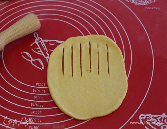 Для гусеничек, колобки раскатать, сделать надрезы.