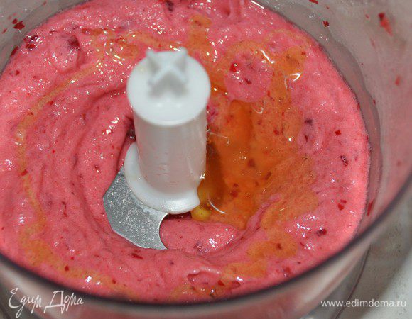 Попробуйте на вкус пюре. Если вишня не очень сладкая, на этом этапе можно добавить мёд.