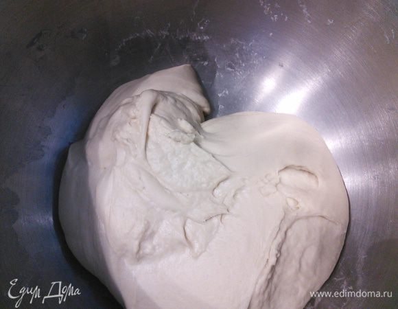 Затем вымешивала тесто до мягкой, эластичной консистенции. Отправила на расстойку в тёплое место на час. Тем временем порезала оливки. Через час вмешала 2/3 оливок и оливковое масло.  