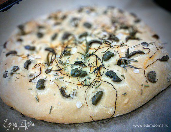 Выпекала фокаччу в разогретой до 200 °духовке около 20 мин с паром. 