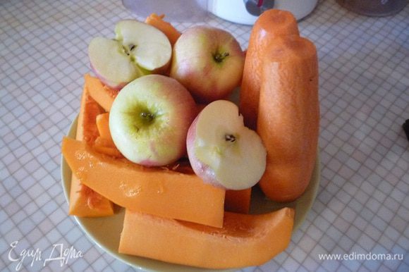 Тыкву, морковь и яблоки промыть под проточной водой. Тыкву очищаем и нарезаем небольшими полосками, морковь очищаем, яблоки просто режем пополам.
