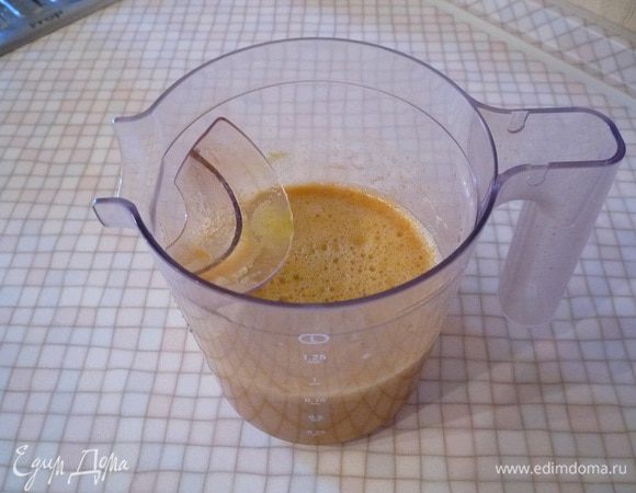 Затем в контейнере для сока перемешиваем наш коктейль.