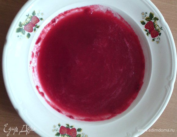 В мытую клюкву добавляем кипяток и оставляем на 1-2 минуты. Затем воду сливаем, в блендере размягчаем клюкву, пропускаем эту массу через сито. Образовалась густая однородная масса и добавляем 1 литр кипятка.