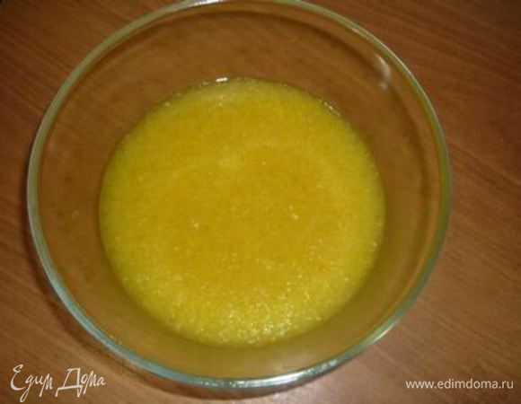 Апельсины очищаем и выжимаем сок. 