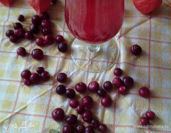 Теперь соединяем массу из клюквы и из апельсина, добавляем сахар. Морс готов! Приятного аппетита!