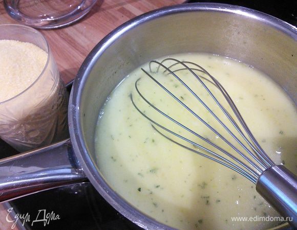 Соединим бульон с молоком и маслом, начнём нагрев. 