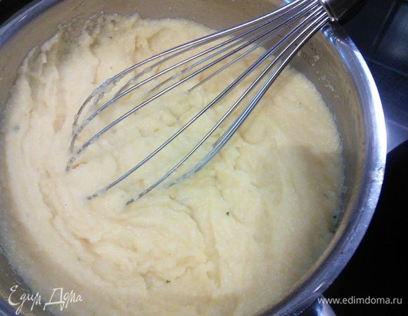 Потихоньку всыпем поленту, при постоянном помешивании доведём до кипения и поварим её минутки три. 