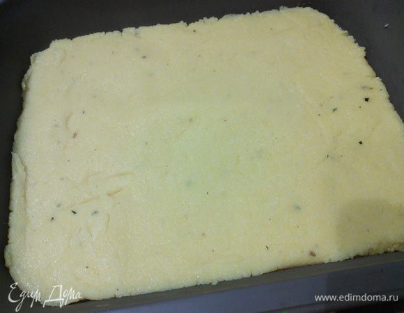 Посолим и поперчим, выложим в плоскую форму тонким слоем и разровняем.  