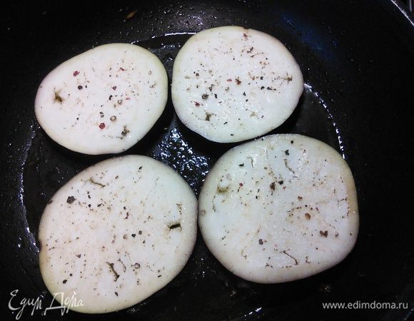 Баклажаны нарежем кружочками, посолим и поперчим. Обжарим кружочки баклажанов в оливковом масле до золотистого цвета, выложим на салфетку. 