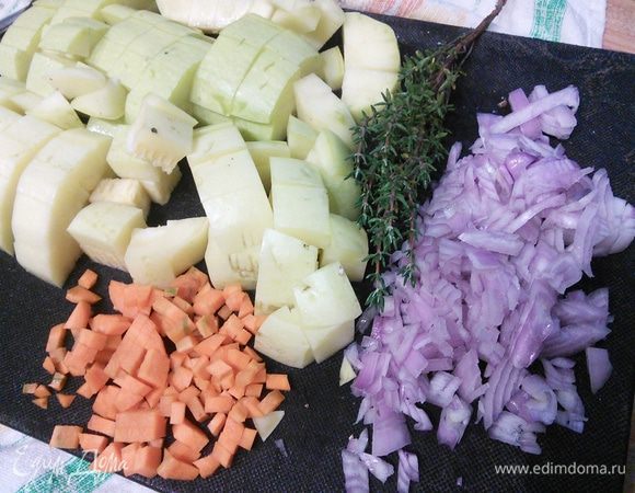 Шалот, морковь и кабачок нарежем кубиком (кабачок более крупным кубиком), разогреем оливковое масло на сковороде. 