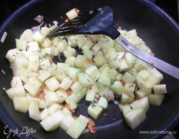 Обжарим овощи, добавим орехи, тимьян, посолим и поперчим по вкусу. Овощи не пережарьте, должна остаться "хрустинка". 