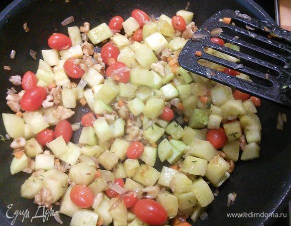 В конце добавим помидорки черри и потомим, чтобы помидорки треснули. Снимем с огня. 