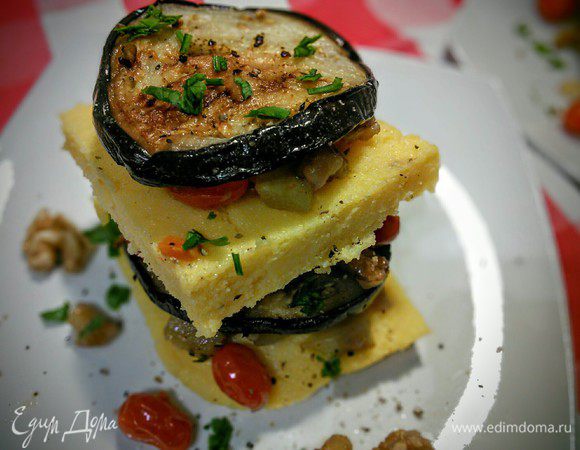 Теперь остаётся собрать башенки: поленту порезать на квадратики и выложить слоями, чередуя кружочки баклажанов, ломтики поленты и томлёные овощи. 