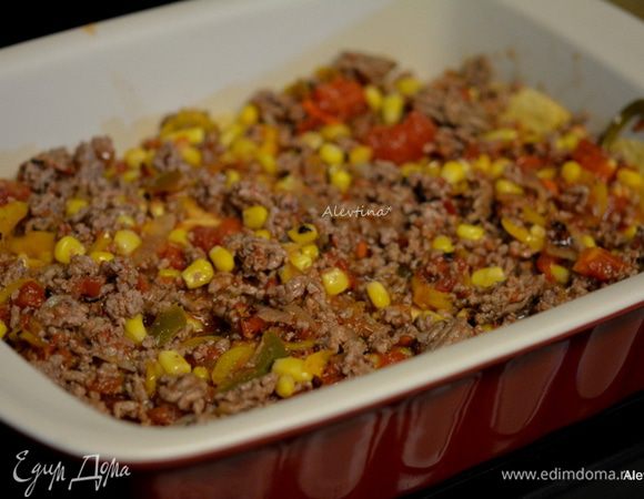 Выложим часть мясного соуса в посуду для запекания, затем кукурузные лепешки, затем вновь мясной соус и вновь лепешки, последний слой мясного соуса. Поставим на 30 мин в духовку.