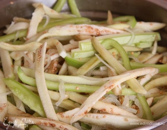 К нарезанным овощам добавляем лук, перемешиваем.