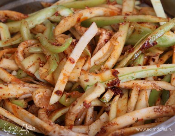 Добавляем заливку и хорошенько все перемешиваем. Оставляем под крышкой промариноваться минут 30.