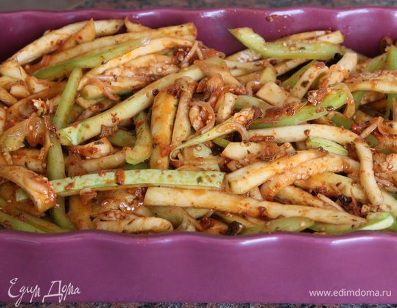 Духовку прогреваем до 225 градусов. Выкладываем наши овощи в емкость для запекания и отправляем в духовку на 30 минут. В процессе запекания не забываем несколько раз перемешать овощи.