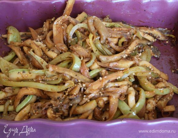 Выключаем духовку и минут пять не вынимаем наше блюдо, даем ему "осесть". Затем вынимаем из духовки и хорошо вымешиваем.