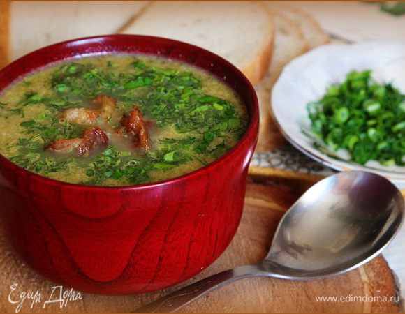 Нарезаем зелень. Разливаем суп порциями. В каждую порцию добавляем зелень по вкусу. Если нужно "утяжелить" блюдо, это можно сделать чем угодно: обжарить бекон до хруста, натереть сыр, просто сухарики. Я добавила обжаренное свиное сало с прослойкой. Смачного! 