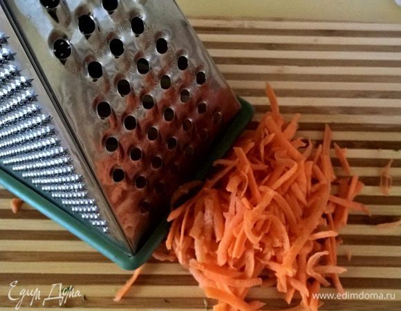 Натереть на крупной терке морковь среднего размера. 
