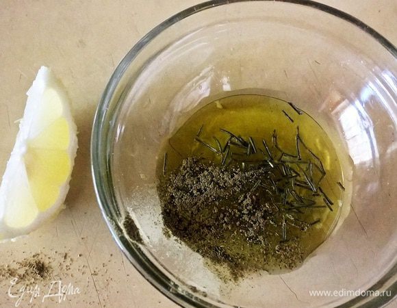 Подготовить салатную заправку. В отдельной небольшой емкости смешать: оливковое масло, сок выжатого лимона, сушеный розмарин и тимьян, соль и перец. 