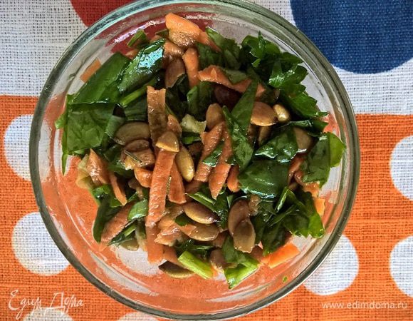 Полить заправкой салат. И сложить в небольшую емкость, аккуратно его утрамбовывая, для придания формы. Даем немного постоять, чтобы салат пропитался нашей ароматной заправкой. 