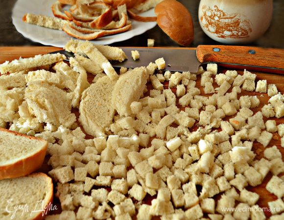 Батон нарежьте на средние кусочки и подсушите, можно и в духовке, так хлеб лучше впитает влагу во время приготовления и не будет клейким.