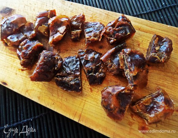 Финики промыть, разрезать пополам.