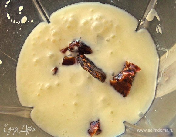 Влить в кувшин для взбивания йогурт (у меня персиковый, сын любит, но можно без добавок или кефир), всыпать финики.