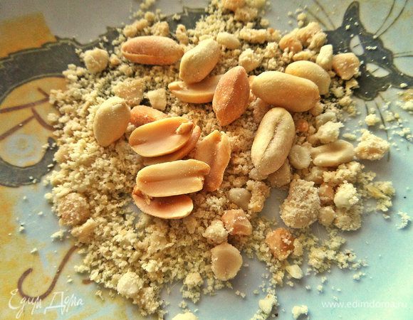 Орехи измельчить заранее на кофемолке.