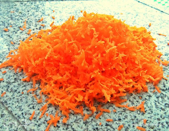 Морковь очистить и натереть на мелкой тёрке.