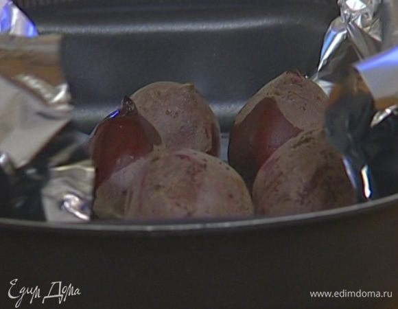 Свеклу вымыть, высушить, слегка посолить и поперчить, сбрызнуть оливковым маслом и завернуть по отдельности в фольгу.