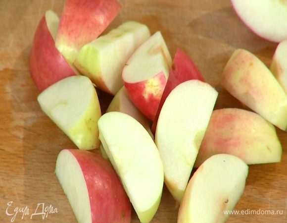 Яблоки, удалив сердцевину, нарезать крупными дольками.