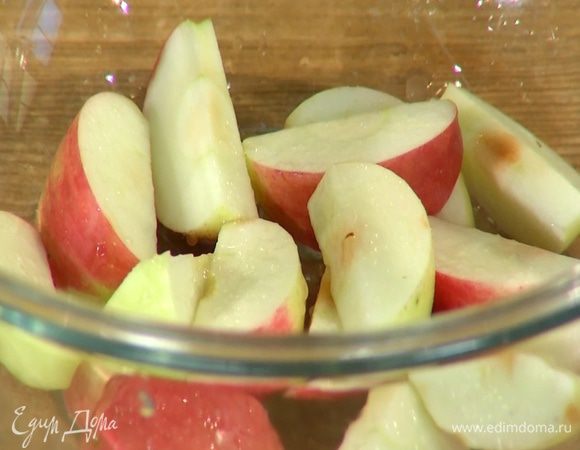 Из половинки лимона выжать сок и сбрызнуть яблоки.