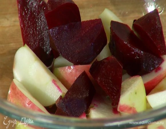 Запеченную свеклу почистить и нарезать дольками такого же размера, как яблоки.