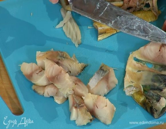 Скумбрию почистить, отделить филе от костей и нарезать небольшими кусочками.