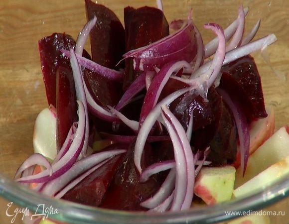 Яблоки, свеклу и лук выложить в глубокую посуду и сбрызнуть уксусом.