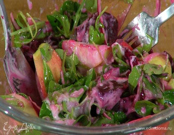 Добавить руколу и корн, полить все оливковым маслом Extra Virgin и йогуртом, посолить, поперчить и перемешать.