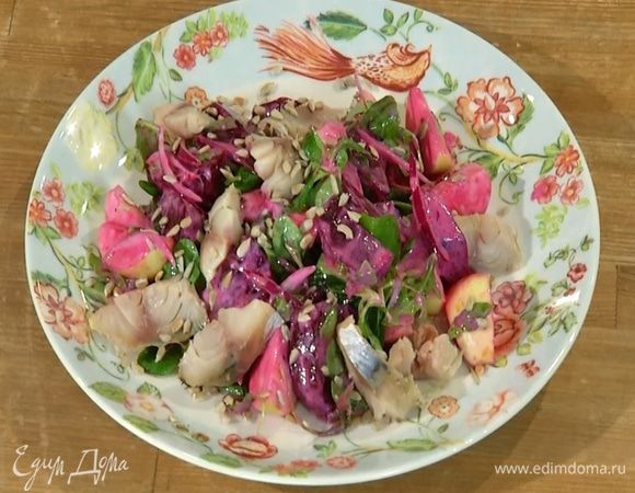 Переложить салат на блюдо, сверху разложить кусочки скумбрии и посыпать все подсушенными семечками.